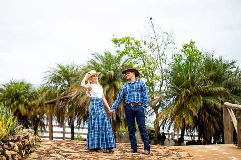 pre-wedding-ensaio-fotos-namorados-casal-studio-araxa-horizonte-perdido-taua-hotel-ruidas-fotos-fotografias-noivado-civil-casamento-religioso-por-do-sol-chacara-make-noiva-noivo-vestido-salão-de-beleza-barbearia-cowboy-amor-uberlandia-minas-gerais-brasil-'