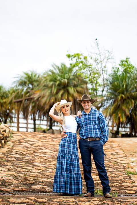 pre-wedding-ensaio-fotos-namorados-casal-studio-araxa-horizonte-perdido-taua-hotel-ruidas-fotos-fotografias-noivado-civil-casamento-religioso-por-do-sol-chacara-make-noiva-noivo-vestido-salão-de-beleza-barbearia-cowboy-amor-uberlandia-minas-gerais-brasil-'