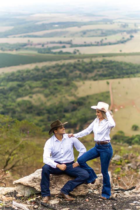 pre-wedding-ensaio-fotos-namorados-casal-studio-araxa-horizonte-perdido-taua-hotel-ruidas-fotos-fotografias-noivado-civil-casamento-religioso-por-do-sol-chacara-make-noiva-noivo-vestido-salão-de-beleza-barbearia-cowboy-amor-uberlandia-minas-gerais-brasil-'
