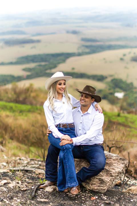 pre-wedding-ensaio-fotos-namorados-casal-studio-araxa-horizonte-perdido-taua-hotel-ruidas-fotos-fotografias-noivado-civil-casamento-religioso-por-do-sol-chacara-make-noiva-noivo-vestido-salão-de-beleza-barbearia-cowboy-amor-uberlandia-minas-gerais-brasil-'
