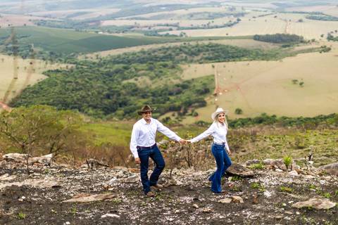 pre-wedding-ensaio-fotos-namorados-casal-studio-araxa-horizonte-perdido-taua-hotel-ruidas-fotos-fotografias-noivado-civil-casamento-religioso-por-do-sol-chacara-make-noiva-noivo-vestido-salão-de-beleza-barbearia-cowboy-amor-uberlandia-minas-gerais-brasil-'