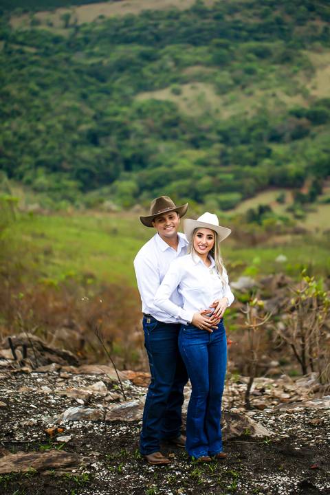 pre-wedding-ensaio-fotos-namorados-casal-studio-araxa-horizonte-perdido-taua-hotel-ruidas-fotos-fotografias-noivado-civil-casamento-religioso-por-do-sol-chacara-make-noiva-noivo-vestido-salão-de-beleza-barbearia-cowboy-amor-uberlandia-minas-gerais-brasil-'