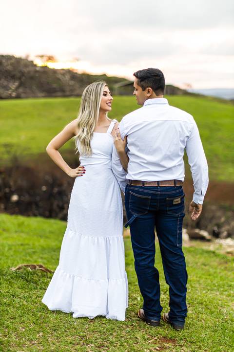 pre-wedding-ensaio-fotos-namorados-casal-studio-araxa-horizonte-perdido-taua-hotel-ruidas-fotos-fotografias-noivado-civil-casamento-religioso-por-do-sol-chacara-make-noiva-noivo-vestido-salão-de-beleza-barbearia-cowboy-amor-uberlandia-minas-gerais-brasil-'
