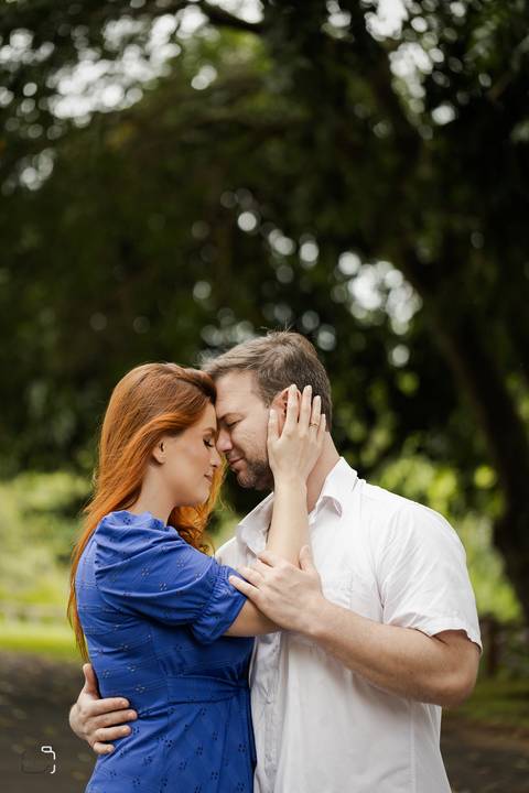 pre-wedding-ensaio-fotos-de-casamento-footgrafo-em-uberlandia-daniel-custodio-fotografo-casar-casamento-cerimonial-casal-retrato-namoro-buque-noiva-noivo-madrinha-padrinho-dama-vestido-festa-recepção-chacara-dj-buffet-atelie-maquiagem-make-por-do-sol-foto'