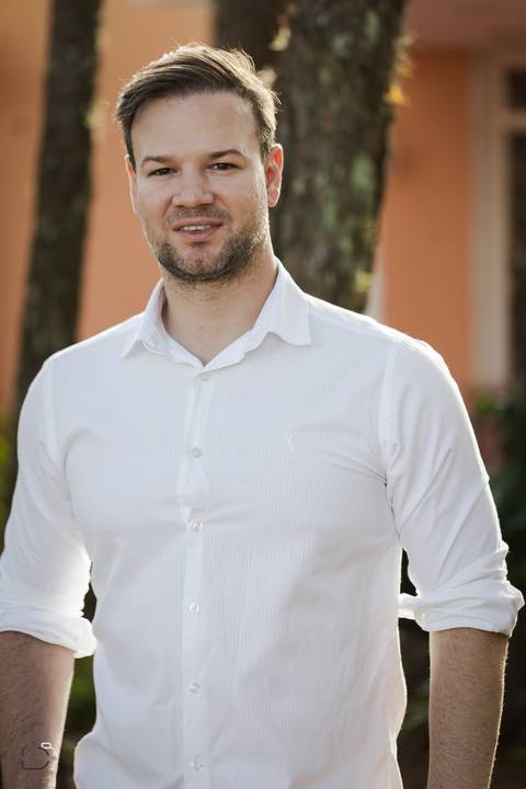 pre-wedding-ensaio-fotos-de-casamento-footgrafo-em-uberlandia-daniel-custodio-fotografo-casar-casamento-cerimonial-casal-retrato-namoro-buque-noiva-noivo-madrinha-padrinho-dama-vestido-festa-recepção-chacara-dj-buffet-atelie-maquiagem-make-por-do-sol-foto'