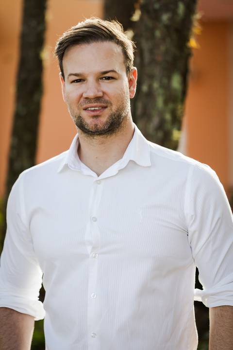 pre-wedding-ensaio-fotos-de-casamento-footgrafo-em-uberlandia-daniel-custodio-fotografo-casar-casamento-cerimonial-casal-retrato-namoro-buque-noiva-noivo-madrinha-padrinho-dama-vestido-festa-recepção-chacara-dj-buffet-atelie-maquiagem-make-por-do-sol-foto'