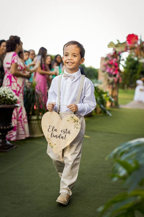 noiva-make-cabelo-salão-espaço-fernanda-naves-vestido-buque-maquiagem-casamento-casar-fotos-fotografias-fotografo-em-uberlandia-daniel-custodio-fotografo-noivo-barbearia-carro-cerimonia-por-do-sol-chacara-the-farm-banda-DJ-pista-padrinhos-madrinhas-festa-'