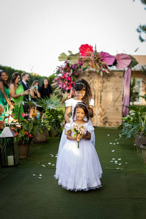 noiva-make-cabelo-salão-espaço-fernanda-naves-vestido-buque-maquiagem-casamento-casar-fotos-fotografias-fotografo-em-uberlandia-daniel-custodio-fotografo-noivo-barbearia-carro-cerimonia-por-do-sol-chacara-the-farm-banda-DJ-pista-padrinhos-madrinhas-festa-'