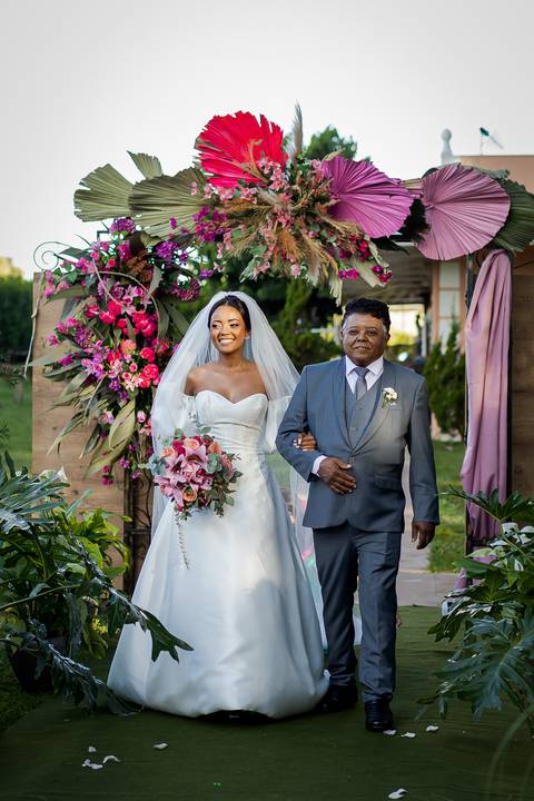 noiva-make-cabelo-salão-espaço-fernanda-naves-vestido-buque-maquiagem-casamento-casar-fotos-fotografias-fotografo-em-uberlandia-daniel-custodio-fotografo-noivo-barbearia-carro-cerimonia-por-do-sol-chacara-the-farm-banda-DJ-pista-padrinhos-madrinhas-festa-'