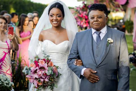 noiva-make-cabelo-salão-espaço-fernanda-naves-vestido-buque-maquiagem-casamento-casar-fotos-fotografias-fotografo-em-uberlandia-daniel-custodio-fotografo-noivo-barbearia-carro-cerimonia-por-do-sol-chacara-the-farm-banda-DJ-pista-padrinhos-madrinhas-festa-'