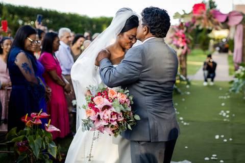 noiva-make-cabelo-salão-espaço-fernanda-naves-vestido-buque-maquiagem-casamento-casar-fotos-fotografias-fotografo-em-uberlandia-daniel-custodio-fotografo-noivo-barbearia-carro-cerimonia-por-do-sol-chacara-the-farm-banda-DJ-pista-padrinhos-madrinhas-festa-'