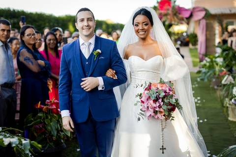 noiva-make-cabelo-salão-espaço-fernanda-naves-vestido-buque-maquiagem-casamento-casar-fotos-fotografias-fotografo-em-uberlandia-daniel-custodio-fotografo-noivo-barbearia-carro-cerimonia-por-do-sol-chacara-the-farm-banda-DJ-pista-padrinhos-madrinhas-festa-'