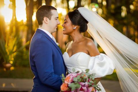 noiva-make-cabelo-salão-espaço-fernanda-naves-vestido-buque-maquiagem-casamento-casar-fotos-fotografias-fotografo-em-uberlandia-daniel-custodio-fotografo-noivo-barbearia-carro-cerimonia-por-do-sol-chacara-the-farm-banda-DJ-pista-padrinhos-madrinhas-festa-'