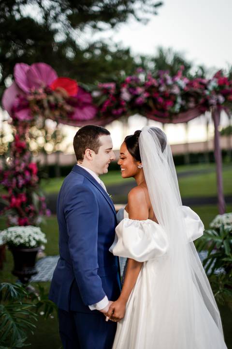 noiva-make-cabelo-salão-espaço-fernanda-naves-vestido-buque-maquiagem-casamento-casar-fotos-fotografias-fotografo-em-uberlandia-daniel-custodio-fotografo-noivo-barbearia-carro-cerimonia-por-do-sol-chacara-the-farm-banda-DJ-pista-padrinhos-madrinhas-festa-'