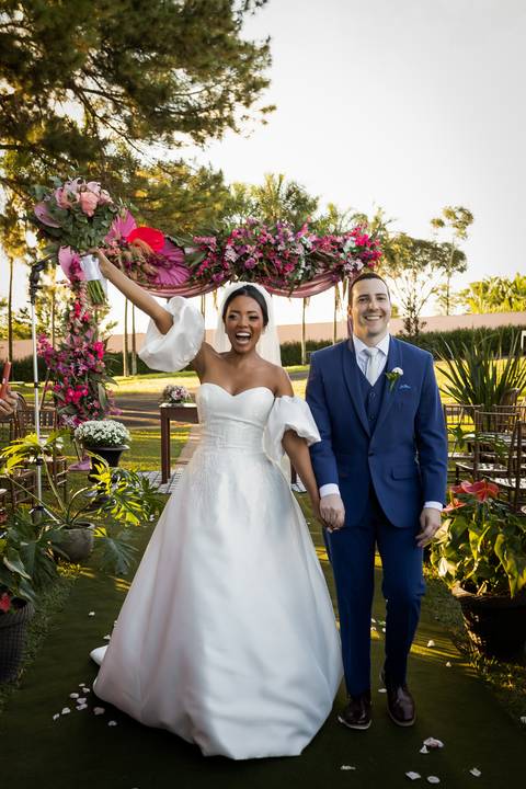 noiva-make-cabelo-salão-espaço-fernanda-naves-vestido-buque-maquiagem-casamento-casar-fotos-fotografias-fotografo-em-uberlandia-daniel-custodio-fotografo-noivo-barbearia-carro-cerimonia-por-do-sol-chacara-the-farm-banda-DJ-pista-padrinhos-madrinhas-festa-'
