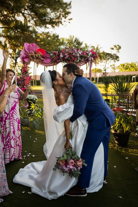 noiva-make-cabelo-salão-espaço-fernanda-naves-vestido-buque-maquiagem-casamento-casar-fotos-fotografias-fotografo-em-uberlandia-daniel-custodio-fotografo-noivo-barbearia-carro-cerimonia-por-do-sol-chacara-the-farm-banda-DJ-pista-padrinhos-madrinhas-festa-'