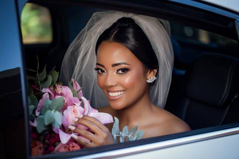 noiva-make-cabelo-salão-espaço-fernanda-naves-vestido-buque-maquiagem-casamento-casar-fotos-fotografias-fotografo-em-uberlandia-daniel-custodio-fotografo-noivo-barbearia-carro-cerimonia-por-do-sol-chacara-the-farm-banda-DJ-pista-padrinhos-madrinhas-festa-'