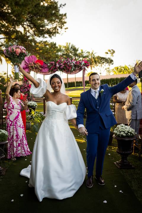 noiva-make-cabelo-salão-espaço-fernanda-naves-vestido-buque-maquiagem-casamento-casar-fotos-fotografias-fotografo-em-uberlandia-daniel-custodio-fotografo-noivo-barbearia-carro-cerimonia-por-do-sol-chacara-the-farm-banda-DJ-pista-padrinhos-madrinhas-festa-'