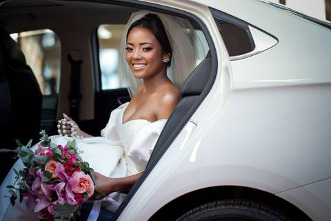 noiva-make-cabelo-salão-espaço-fernanda-naves-vestido-buque-maquiagem-casamento-casar-fotos-fotografias-fotografo-em-uberlandia-daniel-custodio-fotografo-noivo-barbearia-carro-cerimonia-por-do-sol-chacara-the-farm-banda-DJ-pista-padrinhos-madrinhas-festa-'