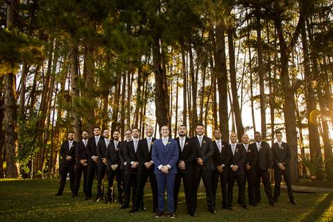 noiva-make-cabelo-salão-espaço-fernanda-naves-vestido-buque-maquiagem-casamento-casar-fotos-fotografias-fotografo-em-uberlandia-daniel-custodio-fotografo-noivo-barbearia-carro-cerimonia-por-do-sol-chacara-the-farm-banda-DJ-pista-padrinhos-madrinhas-festa-'