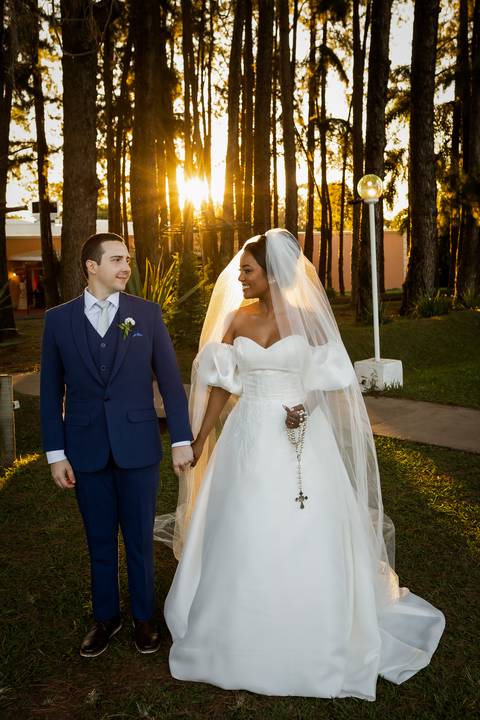 noiva-make-cabelo-salão-espaço-fernanda-naves-vestido-buque-maquiagem-casamento-casar-fotos-fotografias-fotografo-em-uberlandia-daniel-custodio-fotografo-noivo-barbearia-carro-cerimonia-por-do-sol-chacara-the-farm-banda-DJ-pista-padrinhos-madrinhas-festa-'