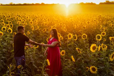 pre-wedding-ensaio-fotos-de-casamento-daniel-custodio-fotografo-uberlandia-casamento-namoro-minas-gerias-religioso-make-noiva-noivo-aliança-civil-madrinha-padrinho-chacara-fotografo-de-casamento-dj-buffet-vestido-buque-amor-love-floresta-do-lobo-igreja-'