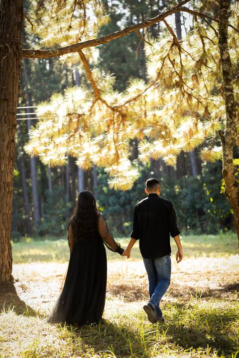 pre-wedding-ensaio-fotos-de-casamento-daniel-custodio-fotografo-uberlandia-casamento-namoro-minas-gerias-religioso-make-noiva-noivo-aliança-civil-madrinha-padrinho-chacara-fotografo-de-casamento-dj-buffet-vestido-buque-amor-love-floresta-do-lobo-igreja-'