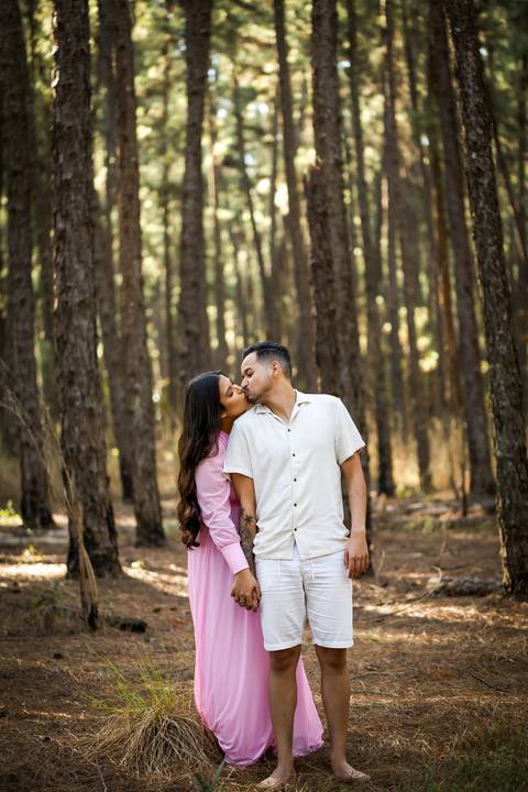 pre-wedding-ensaio-fotos-de-casamento-daniel-custodio-fotografo-uberlandia-casamento-namoro-minas-gerias-religioso-make-noiva-noivo-aliança-civil-madrinha-padrinho-chacara-fotografo-de-casamento-dj-buffet-vestido-buque-amor-love-floresta-do-lobo-igreja-'