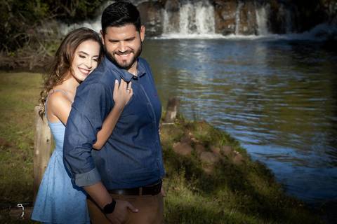 pre-wedding-ensaio-fotos-de-casamento-daniel-custodio-fotografo-uberlandia-casamento-namoro-minas-gerias-religioso-make-noiva-noivo-aliança-civil-madrinha-padrinho-chacara-fotografo-de-casamento-dj-buffet-vestido-buque-amor-love-floresta-do-lobo-igreja-'