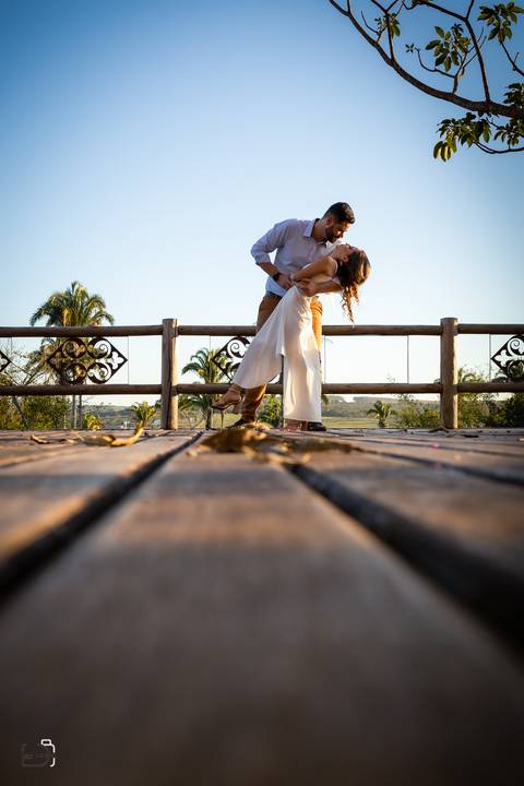 pre-wedding-ensaio-fotos-de-casamento-daniel-custodio-fotografo-uberlandia-casamento-namoro-minas-gerias-religioso-make-noiva-noivo-aliança-civil-madrinha-padrinho-chacara-fotografo-de-casamento-dj-buffet-vestido-buque-amor-love-floresta-do-lobo-igreja-'