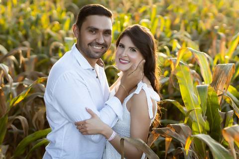 pre-wedding-ensaio-namoro-fotos-de-casal-fotografias-casamento-religioso-buque-noivo-daniel-custodio-fotografo-em-uberlandia-minas-gerais-criativo-amor-aliança-civil-cerimonial-por-do=sol-love-amar-floresta-do-lobo-ensaios-fotografo-famosos-pose-campo-'