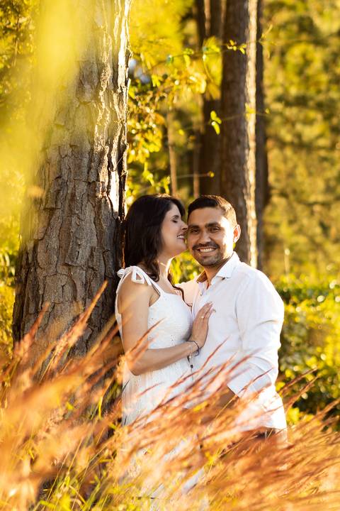 pre-wedding-ensaio-namoro-fotos-de-casal-fotografias-casamento-religioso-buque-noivo-daniel-custodio-fotografo-em-uberlandia-minas-gerais-criativo-amor-aliança-civil-cerimonial-por-do=sol-love-amar-floresta-do-lobo-ensaios-fotografo-famosos-pose-campo-'