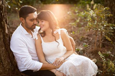 pre-wedding-ensaio-namoro-fotos-de-casal-fotografias-casamento-religioso-buque-noivo-daniel-custodio-fotografo-em-uberlandia-minas-gerais-criativo-amor-aliança-civil-cerimonial-por-do=sol-love-amar-floresta-do-lobo-ensaios-fotografo-famosos-pose-campo-'