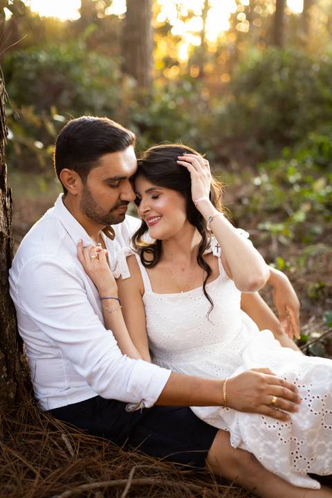 pre-wedding-ensaio-namoro-fotos-de-casal-fotografias-casamento-religioso-buque-noivo-daniel-custodio-fotografo-em-uberlandia-minas-gerais-criativo-amor-aliança-civil-cerimonial-por-do=sol-love-amar-floresta-do-lobo-ensaios-fotografo-famosos-pose-campo-'