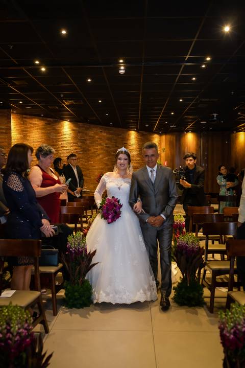 casamento-casar-noiva-noivo-igreja-cerimonia-musical-fernanda-naves-araguari-hotel-vestido-terno-make-off-fotografo-foto-uberlandia-coco-bambu-daniel-custodio-brinde-madrinha-padrinho-cerimonial-buque-maquiagem-dj-pista-de-dança-minas-gerais-love-amor-'