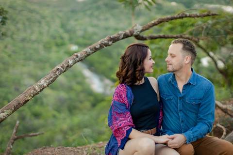 pre-wedding-ensaio-minas-goias-noiva-noivo-fotografias-perinopolis-uberlandia-daniel-custodio-por-do-sol-fotos-casamento-religioso-amor-civil-cartorio-igreja-chacara-buque-terno-vestido-madrinha-padrinho-cerimonalista-cachoeira-aliança-fotos-criativo-'