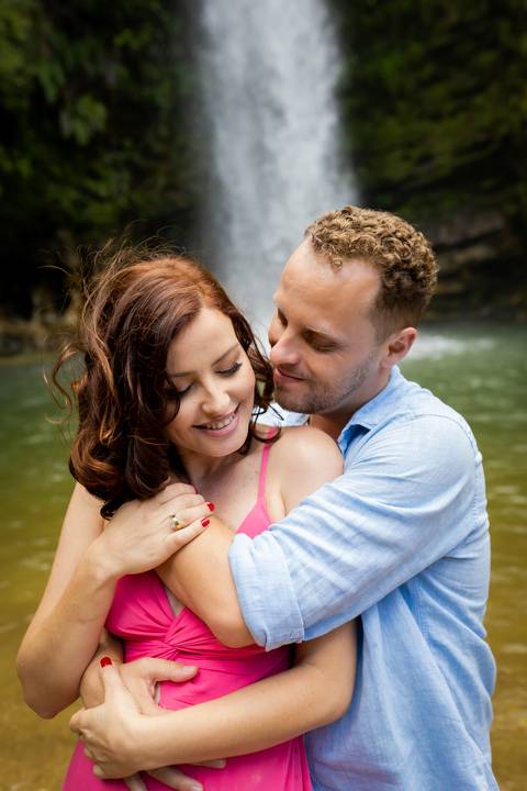 pre-wedding-ensaio-minas-goias-noiva-noivo-fotografias-perinopolis-uberlandia-daniel-custodio-por-do-sol-fotos-casamento-religioso-amor-civil-cartorio-igreja-chacara-buque-terno-vestido-madrinha-padrinho-cerimonalista-cachoeira-aliança-fotos-criativo-'