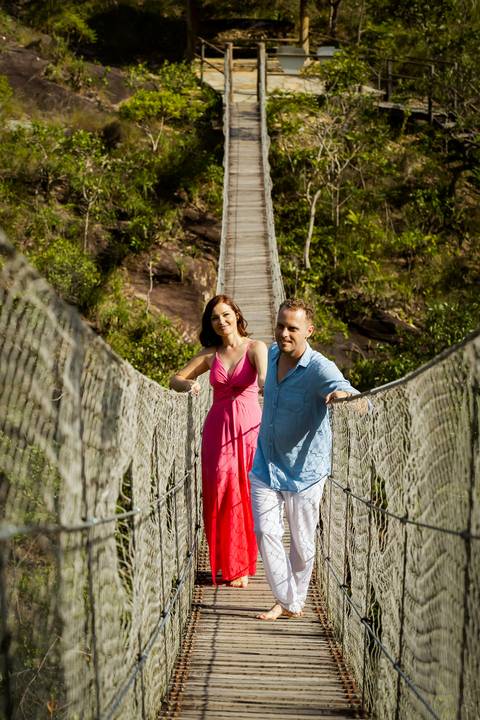 pre-wedding-ensaio-minas-goias-noiva-noivo-fotografias-perinopolis-uberlandia-daniel-custodio-por-do-sol-fotos-casamento-religioso-amor-civil-cartorio-igreja-chacara-buque-terno-vestido-madrinha-padrinho-cerimonalista-cachoeira-aliança-fotos-criativo-'