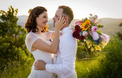 pre-wedding-ensaio-minas-goias-noiva-noivo-fotografias-perinopolis-uberlandia-daniel-custodio-por-do-sol-fotos-casamento-religioso-amor-civil-cartorio-igreja-chacara-buque-terno-vestido-madrinha-padrinho-cerimonalista-cachoeira-aliança-fotos-criativo-'
