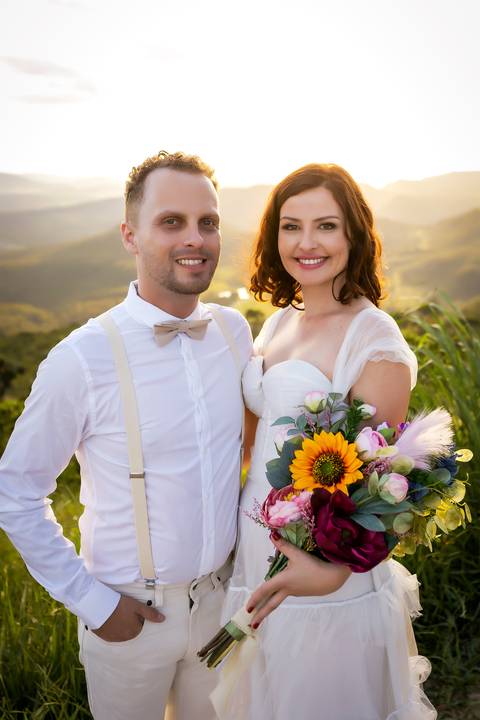pre-wedding-ensaio-minas-goias-noiva-noivo-fotografias-perinopolis-uberlandia-daniel-custodio-por-do-sol-fotos-casamento-religioso-amor-civil-cartorio-igreja-chacara-buque-terno-vestido-madrinha-padrinho-cerimonalista-cachoeira-aliança-fotos-criativo-'