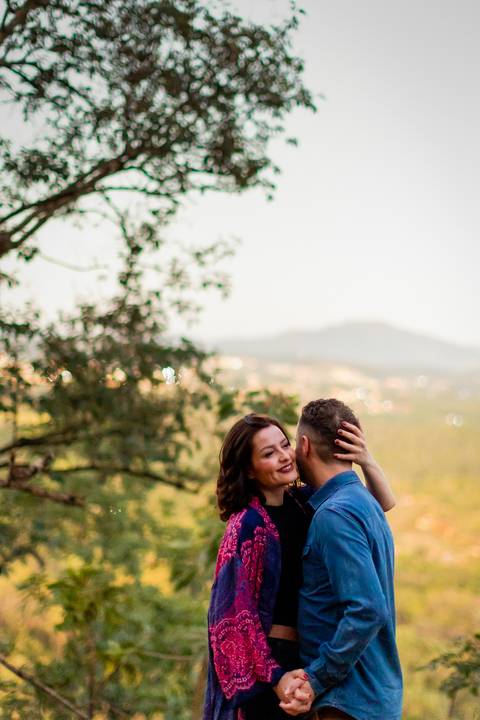 pre-wedding-ensaio-minas-goias-noiva-noivo-fotografias-perinopolis-uberlandia-daniel-custodio-por-do-sol-fotos-casamento-religioso-amor-civil-cartorio-igreja-chacara-buque-terno-vestido-madrinha-padrinho-cerimonalista-cachoeira-aliança-fotos-criativo-'