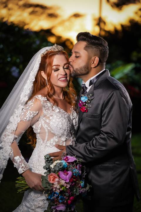 pre-wedding-casamento-ensaio-igreja-cerimonia-noiva-daniel-custodio-fotografias-de-casamento-uberlandia-fotografo-cerimonial-por-do-sol-vestido-terno-atelie-buque-buffet-chacara-banda-uberlandia-minas-gerais-goias-aragauri-brasil-chacara-pista-de dança-'