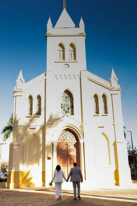 pre-wedding-casamento-ensaio-igreja-cerimonia-noiva-daniel-custodio-fotografias-de-casamento-uberlandia-fotografo-cerimonial-por-do-sol-vestido-terno-atelie-buque-buffet-chacara-banda-uberlandia-minas-gerais-goias-aragauri-brasil-chacara-pista-de dança-'