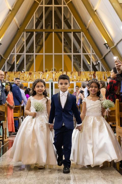 pre-wedding-casamento-ensaio-igreja-cerimonia-noiva-daniel-custodio-fotografias-de-casamento-uberlandia-fotografo-cerimonial-por-do-sol-vestido-terno-atelie-buque-buffet-chacara-banda-uberlandia-minas-gerais-goias-aragauri-brasil-chacara-pista-de dança-'
