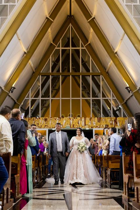 pre-wedding-casamento-ensaio-igreja-cerimonia-noiva-daniel-custodio-fotografias-de-casamento-uberlandia-fotografo-cerimonial-por-do-sol-vestido-terno-atelie-buque-buffet-chacara-banda-uberlandia-minas-gerais-goias-aragauri-brasil-chacara-pista-de dança-'