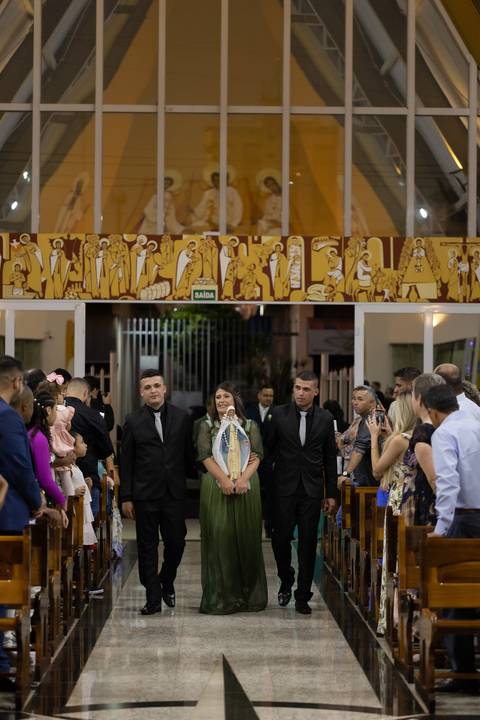 pre-wedding-casamento-ensaio-igreja-cerimonia-noiva-daniel-custodio-fotografias-de-casamento-uberlandia-fotografo-cerimonial-por-do-sol-vestido-terno-atelie-buque-buffet-chacara-banda-uberlandia-minas-gerais-goias-aragauri-brasil-chacara-pista-de dança-'
