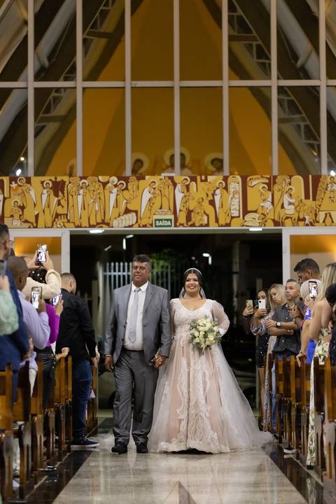 pre-wedding-casamento-ensaio-igreja-cerimonia-noiva-daniel-custodio-fotografias-de-casamento-uberlandia-fotografo-cerimonial-por-do-sol-vestido-terno-atelie-buque-buffet-chacara-banda-uberlandia-minas-gerais-goias-aragauri-brasil-chacara-pista-de dança-'