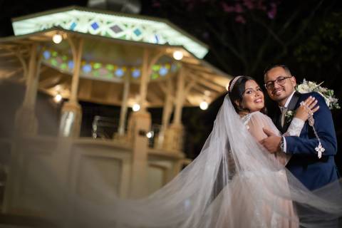 pre-wedding-casamento-ensaio-igreja-cerimonia-noiva-daniel-custodio-fotografias-de-casamento-uberlandia-fotografo-cerimonial-por-do-sol-vestido-terno-atelie-buque-buffet-chacara-banda-uberlandia-minas-gerais-goias-aragauri-brasil-chacara-pista-de dança-'