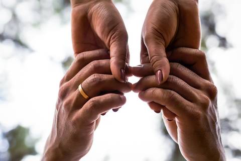 pre-wedding-casamento-ensaio-igreja-cerimonia-noiva-daniel-custodio-fotografias-de-casamento-uberlandia-fotografo-cerimonial-por-do-sol-vestido-terno-atelie-buque-buffet-chacara-banda-uberlandia-minas-gerais-goias-aragauri-brasil-chacara-pista-de dança-'