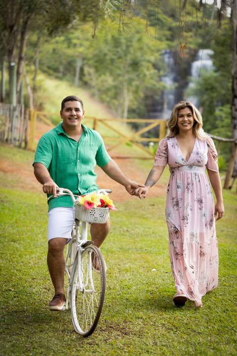 pre-wedding-casamento-ensaio-igreja-cerimonia-noiva-daniel-custodio-fotografias-de-casamento-uberlandia-fotografo-cerimonial-por-do-sol-vestido-terno-atelie-buque-buffet-chacara-banda-uberlandia-minas-gerais-goias-aragauri-brasil-chacara-pista-de dança-'